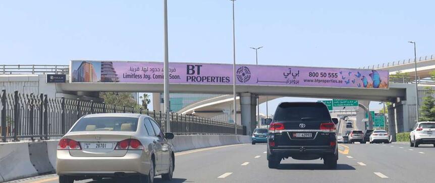 迪拜機(jī)場高速廣告